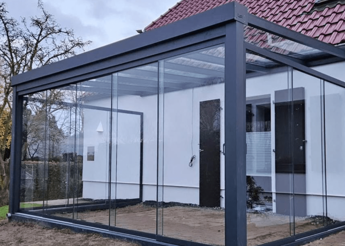 Glazen schuifwand overkapping